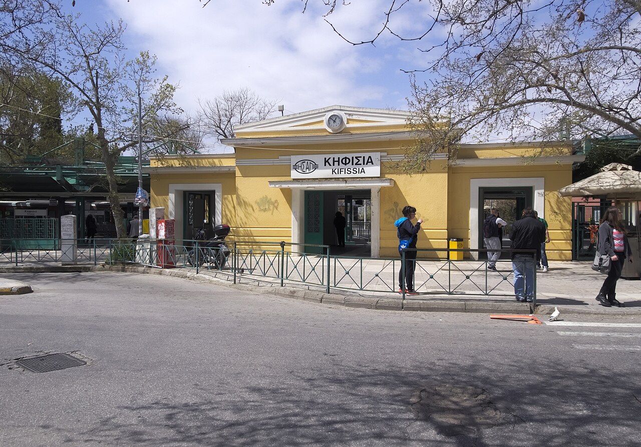 Συνοδός Κηφισιά – ο σταθμός ΗΣΑΠ Κηφισιά, τέρμα της Γραμμής 1 του μετρό