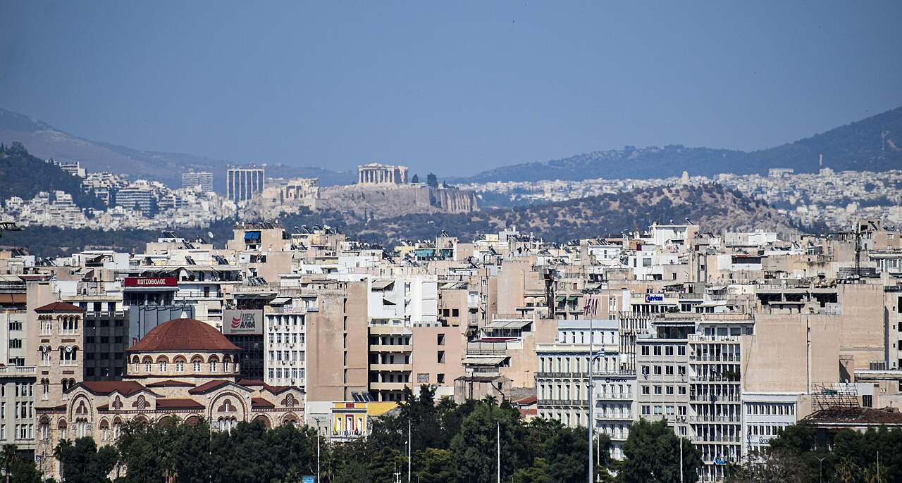 Συνοδός Πειραιάς – το λιμάνι του Πειραιά με τον ναό της Αγίας Τριάδας και την Ακρόπολη στο βάθος